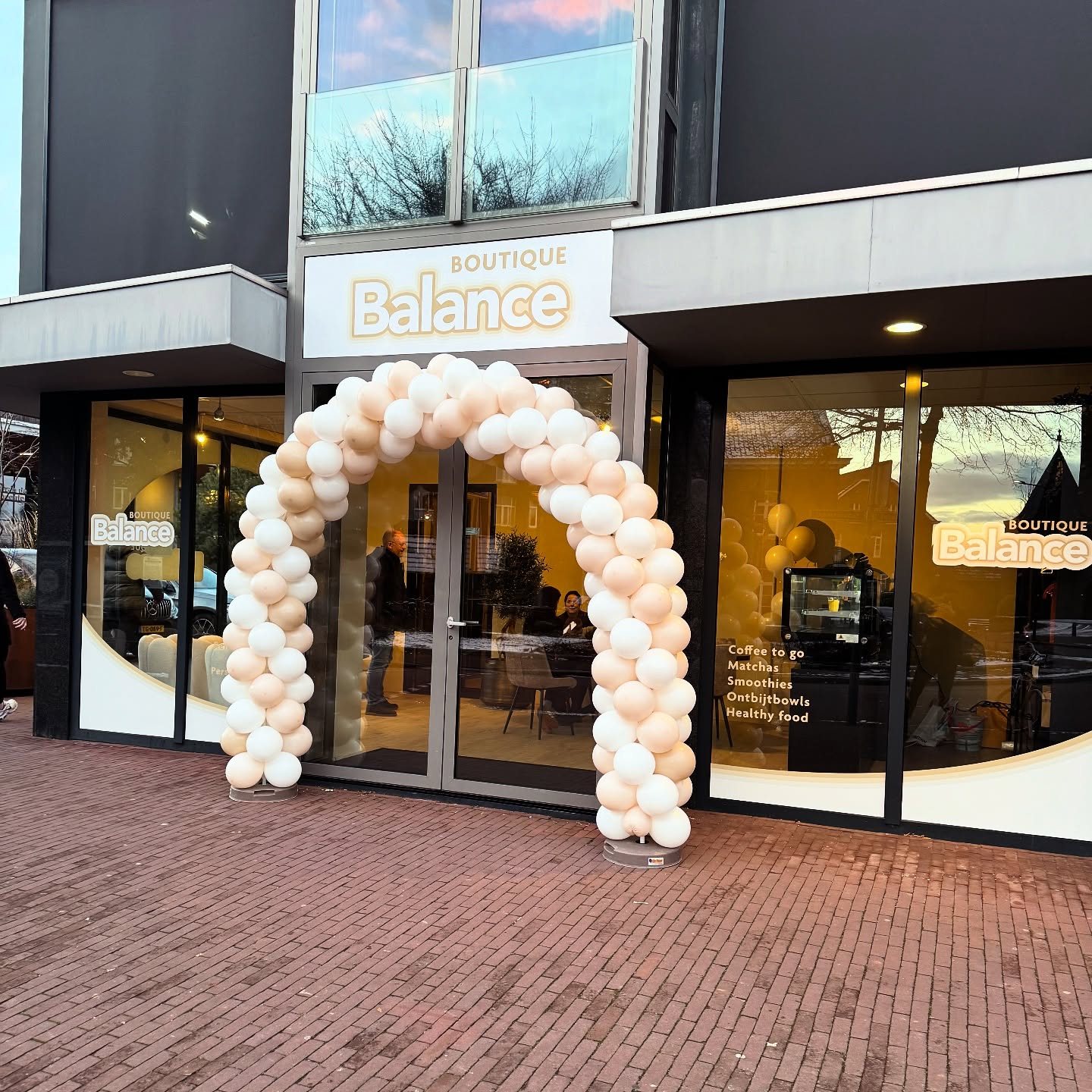 De entree met ballonnenboog tijdens het openingsweekend