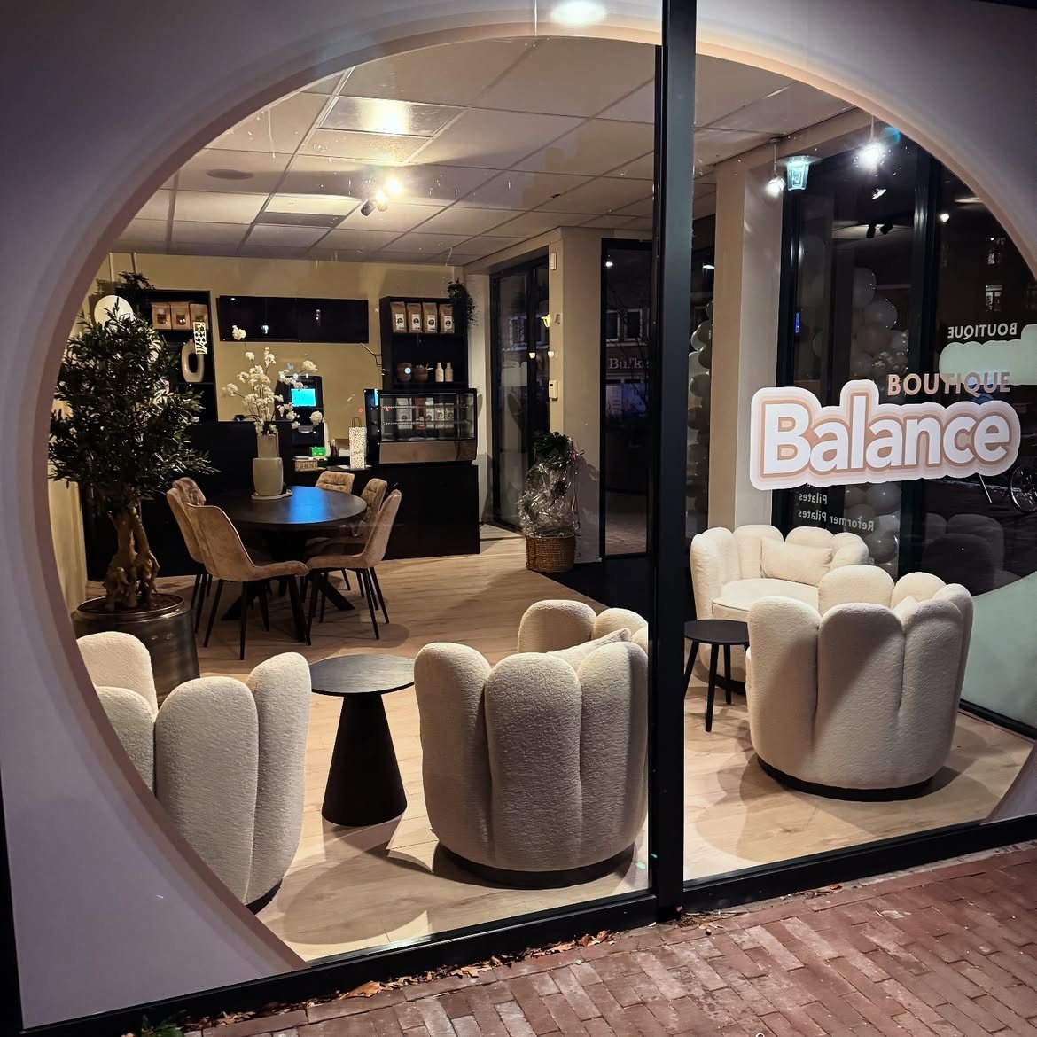 De lounge door het ronde raam